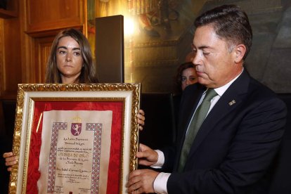 Loreto Rodríguez Carrasco, hija de Isabel Carrasco, recibe la acreditación de la Medalla de Oro de manos de Martínez Barazón.