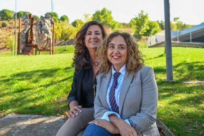 Foto facilitada por la Universidad de León de Nuria Fernández y la vicerrectora Pilar Marqués. DL