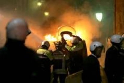 Agentes antidisturbios se protegen de los ataques de jóvenes el viernes por la noche en Salamanca