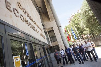 Trabajadores de Vitro, ayer en Valladolid antes de entrevistarse con el director de Trabajo.