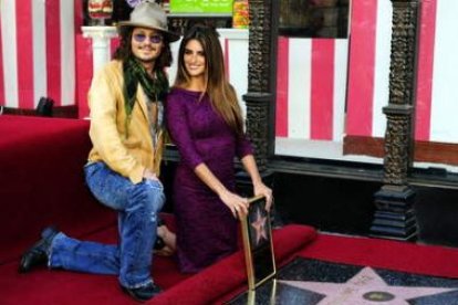 Penélope Cruz junto a Johnny Depp al descubrir su estrella en el Paseo de la Fama.