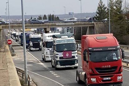 Momento de la marcha lenta de León, ayer a mediodía a través de la N-120, camino de Villadangos. DL