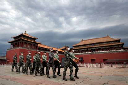 -soldados del ejército popular de liberación de china (pla) con máscaras faciales. ANDY WONG