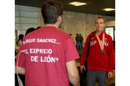 La camiseta lo dice todo sobre Sergio Sánchez ayer, en Barajas con la medalla de plata.