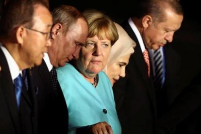 De izquierda a derecha, Ban Ki-moon, Vladímir Putin, Angela Merkel, Emine Erdogan y Recep Tayyip Erdogan.