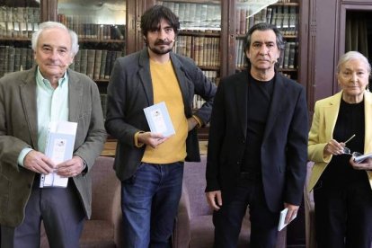 Jorge Urrutia, Emilio Gancedo, Ángel Antonio Herrera y María España, ayer, en el Ateneo de Madrid, antes de la presentación del libro de Paco Umbral. BENITO ORDÓÑEZ