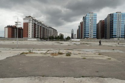 Solar dejado por el viejo centro comercial Las Médulas que debe ceder el Ayuntamiento a la Junta. L. DE LA MATA