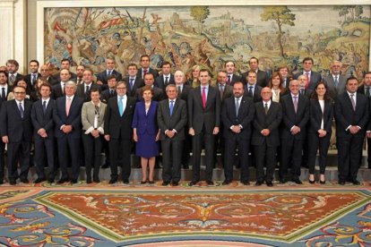 Foto de familia de la representación de los editores españoles con el rey en el salón Magnolias del palacio de La Zarzuela.