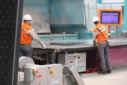 Dos trabajadores en las instalaciones de la empresa Tvitec, en una imagen de archivo. L. DE LA MATA