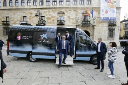 Presentación del cajero móvil de la Diputación y Caixabank. FERNANDO OTERO