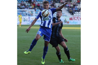 Adán y Borja Valle pelean por un balón en el Deportiva-Oviedo del pasado verano.