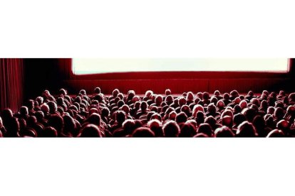 Imagen de una sala de cine, que muy pronto se llenará de espectadores de la tercera edad. ARCHIVO