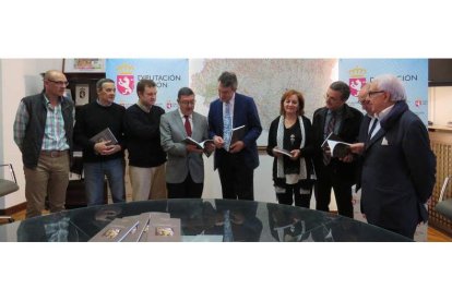 El presidente de la Diputación, Juan Martínez Majo, con los autores y representantes de las DO. DL