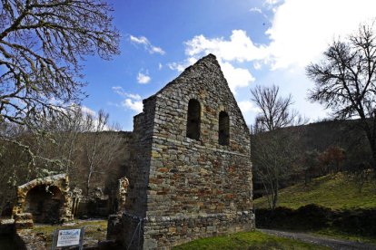 Los restos de San Juan de Montealegre, en Villagatón, están en un paraje excepcional. RAMIRO