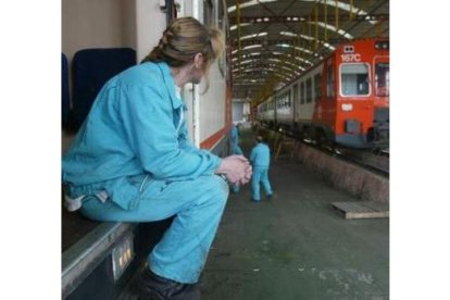 Interior de los talleres de Renfe en León, ahora con más empleados.