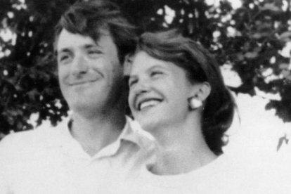 Ted Hughes y Sylvia Plath en Yorkshire en 1956. Fotografía del libro 'Diarios completos' de Alba Editorial.