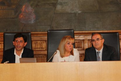 Jaime González, Isabel Carrasco y Tomás Quintana, ayer, en la reunión sobre la reforma local.