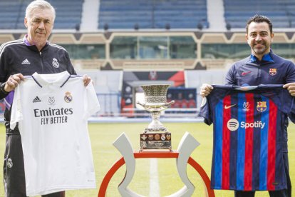 Carlo Ancelotti y Xavi Hernández posan antes de la final de la Supercopa de España. PABLO GARCÍA