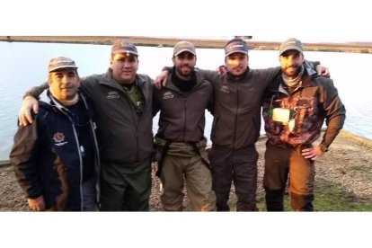 El equipo campeón del torneo en el lago Jabares posa en grupo una vez finalizada la competición que cerró la campaña.