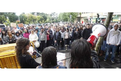 Los estudiantes recorrieron las calles céntricas de la capital en pleno aguacero.