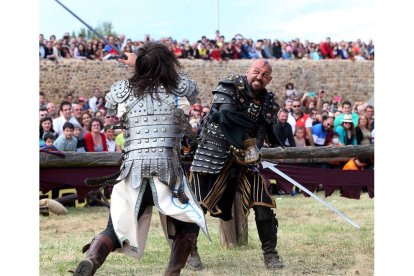 El castellano Estúñiga lucha con el caballero negro