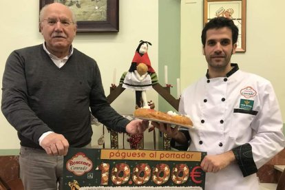 Manolo y Sergio González posan con el cheque y un roscón. A.V.