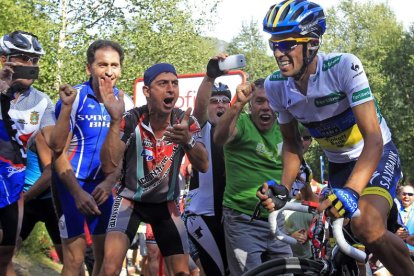 Alberto Contador aprieta los dientes en una de sus intentonas para dejar atrás al líder de la ronda Purito Rodríguez.