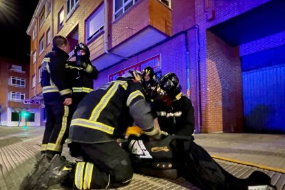 Un momento de la intervención de los bomberos. BOMBEROS DEL AYUNTAMIENTO DE LEÓN