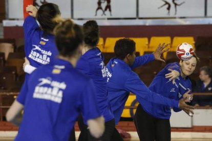 Las jugadoras de la selección española de balonmano entrenaron ayer en doble sesión en el Palacio de Deportes de León donde hoy se medirán a Holanda. RAMIRO