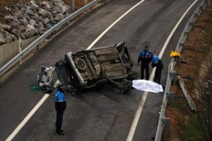 Tres agentes de la Policía Local inspeccionan la zona en la que se produjo el accidente.