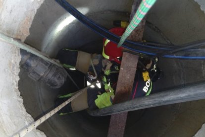 Uno de los bomberos en el descenso al pozo. BOMBEROS DE PONFERRADA