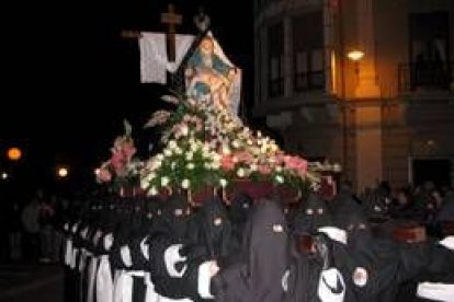 Las Damas de La Piedad portaron a su imagen titular en su última procesión esta Semana Santa