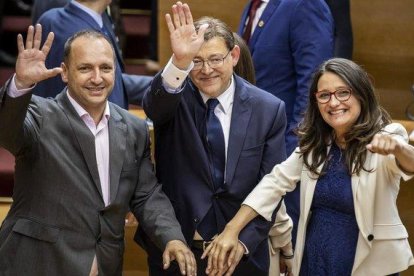 Los líderes de los tres partidos progresistas, con el relegido Puig en medio, se felicitan tras su investidura.