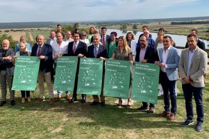 El consejero de Medio Ambiente, Vivienda y Ordenación del Territorio, Juan Carlos Suárez-Quiñones, firma el protocolo de colaboración con el presidente de la Asociación Española contra el Cáncer (AECC) en Castilla y León, Artemio Domínguez, para el desarrollo del proyecto 'Espacios sin humo' en los espacios naturales. EDUARDO MARGARETO