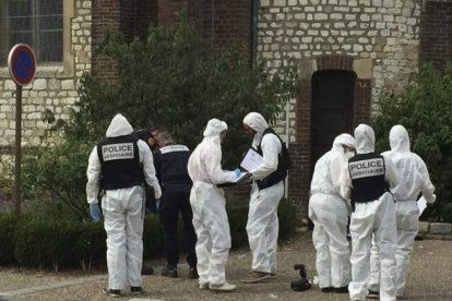 Miembros de la policía francesa investigan en la iglesia en la que se perpetró la tragedia. EFE