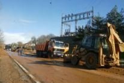 La carretera estuvo bloqueada desde las nueve y veinte de la mañana hasta pasada la una de la tarde