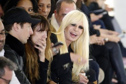 La diseñadora Donatella Versace ha revelado en una entrevista que su marca ya no utilizará más pieles.