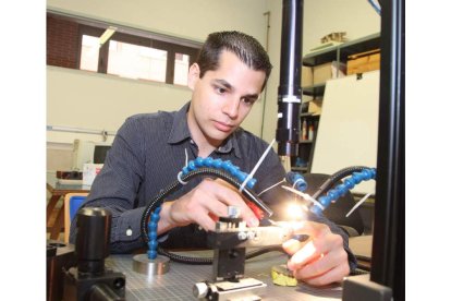 Octavio Pereira en uno de los laboratorios de la Escuela de Industriales en los que diseña el prototipo.