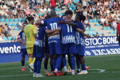 La SD Ponferradina completó su mejor encuentro en lo que va de pretemporada y derrotó al Deportivo 2-0 en El Toralín. ANA F. BARREDO