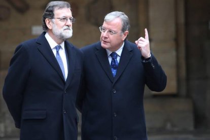 Mariano Rajoy y ANtonio SIlván en el Claustro de San Isidoro, donde sze reunieron las Cortes de 1188, el primer parlamento de Europa. RAMIRO / JESÚS