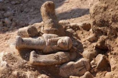 Estatuillas de barro encontradas en Luxor y una momia intacta, cuya tumba sin profanar, de hace 3.00