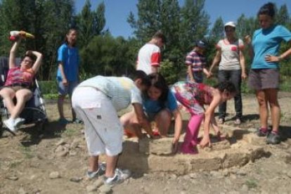 El segundo grupo del campamento de verano del Sagrado Corazón en el Coto Escolar levanta un palomar