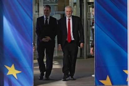 Jeremy Corbyn, líder de los laboristas (derecha), en Bruselas.