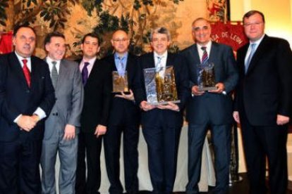 El presidente de la Casa de León en Madrid, Rafael Álvarez, entregó un regalo al presidente de Parad