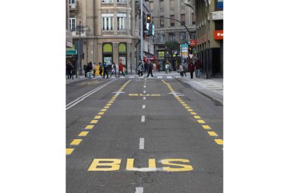 Señalización del carril bus en Independencia. FERNANDO OTERO