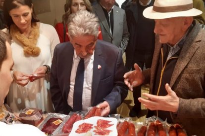 Miguel Ángel Revilla y Matías Llorente en la feria agroalimentaria de Cantabria. DIPUTACIÓN