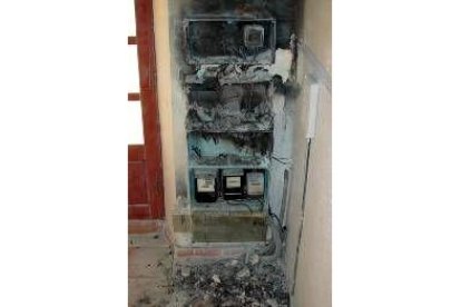 La caja de contadores en la que presumiblemente se inició el incendio