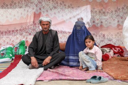Familia afgana desplazada a un refugio en un parque público de Kabul tras la toma de Maza-i-Sharif, la semana pasada. EFE/EPA/HEDAYATULLAH AMID