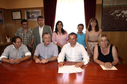 Los representates durante la firma del convenio.