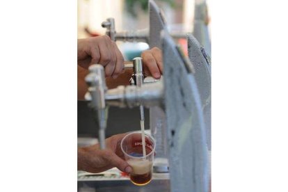 Visitantes disfrutando de una cerveza fresca en la feria, que alcanza ya la cuarta edición.